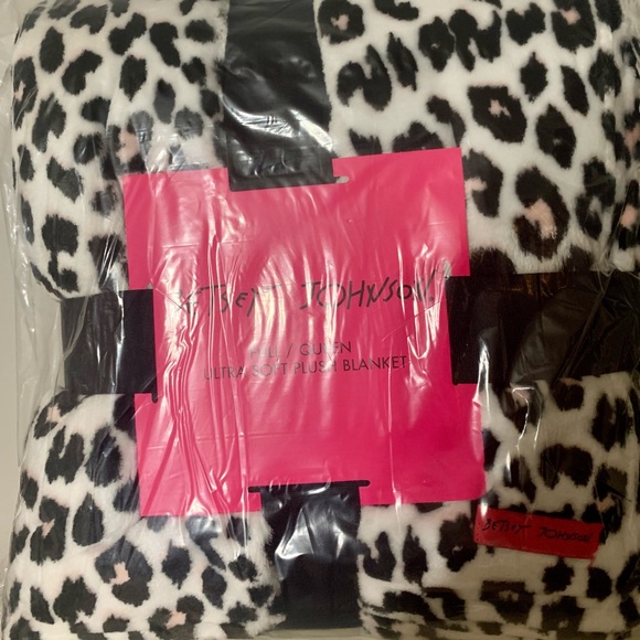 Betsey Johnson leopard print blanket nwt